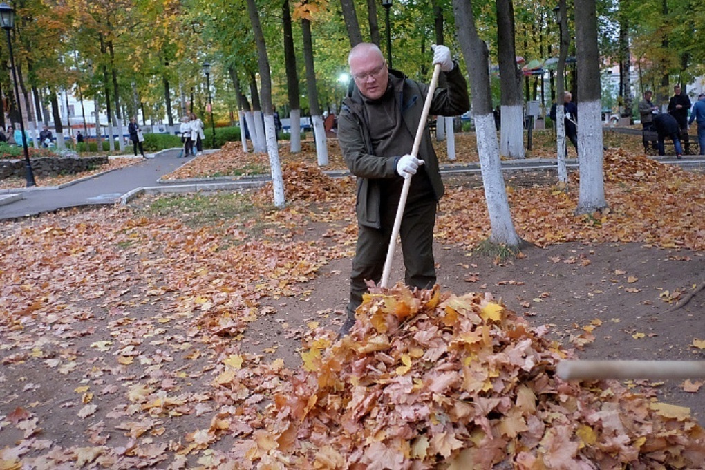 Уборка кирове. Месячник по благоустройству осень. Уборка листьев осенью. Благоустройство в осенний период. Комсомольский парк Пенза.