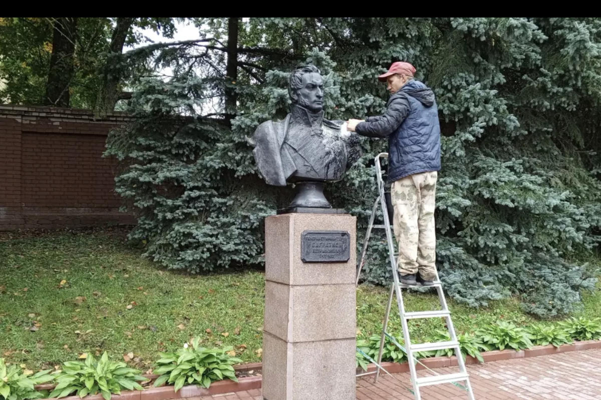 Памятник грязи. Памятник грязи в Москве. Статуя в Грязях.