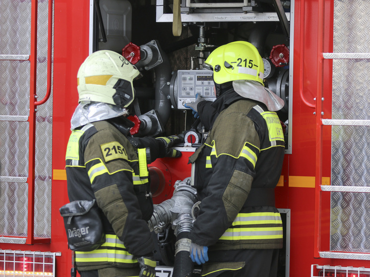 SHOT: жильцам дома пришлось спасаться от пожара по водосточной трубе