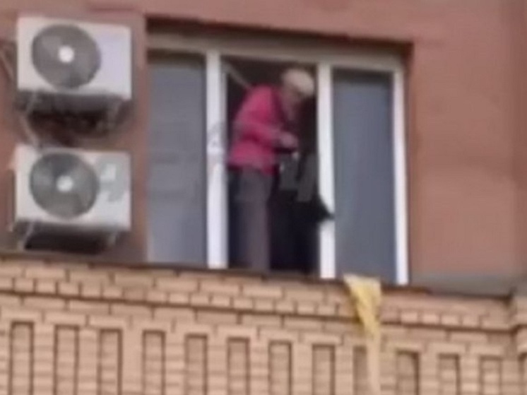 В Новосибирске пенсионерка пыталась спуститься с 5 этажа по простыням