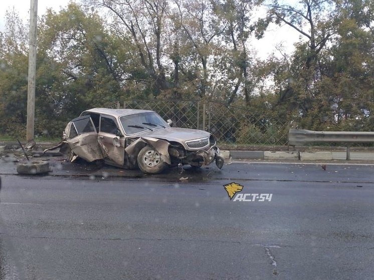 В Новосибирске «Волга» всмятку разбилась о бетонное ограждение на Бердском шоссе