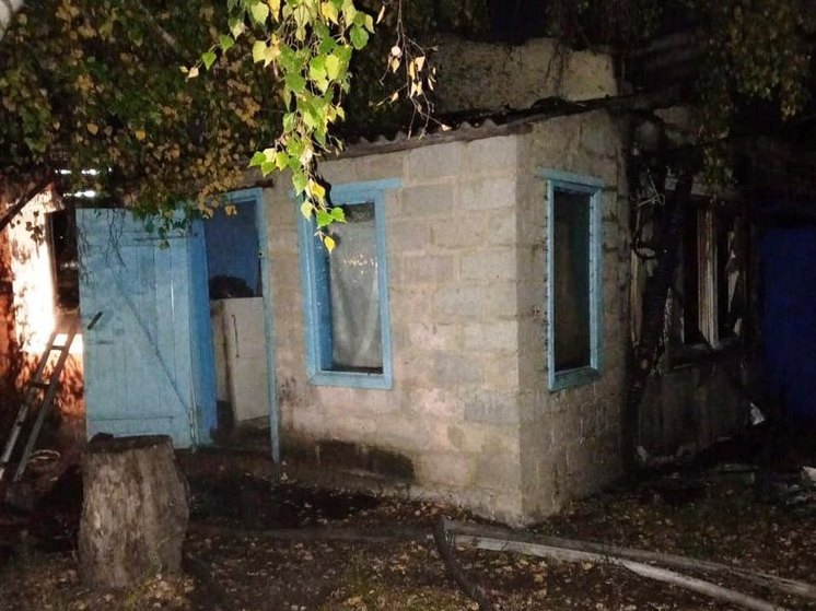 В Татищевском районе горел кирпичный дом