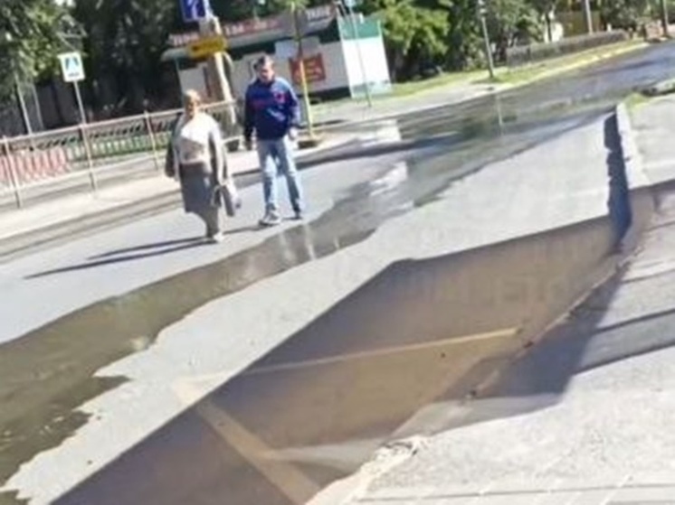 В западной части Ростова прорвало трубу
