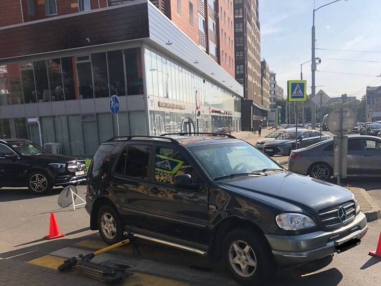 В Ленинградском районе самокатчик врезался в автомобиль
