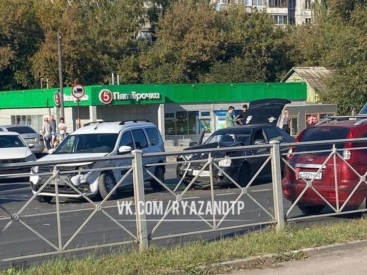 На Михайловском шоссе в Рязани столкнулись Lada Largus и Lada Priora