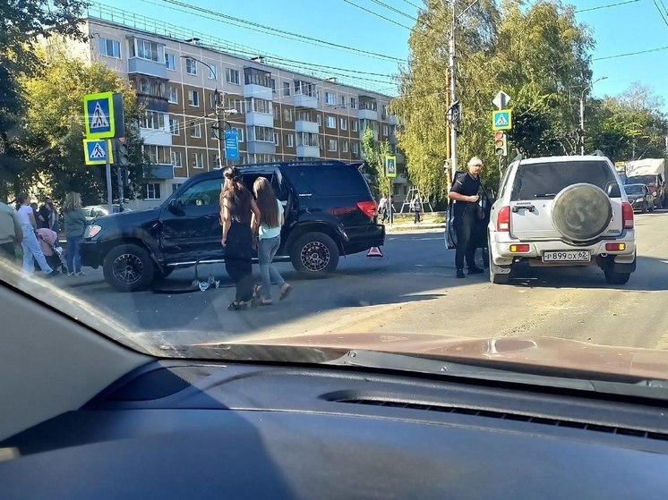 На пересечении улиц Бронной и Октябрьской в Рязани столкнулись два кроссовера