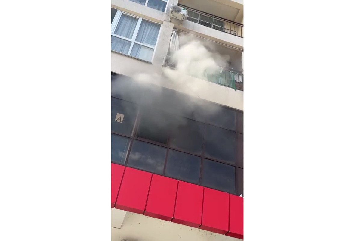 В Сочи горит магазин внутри МКД