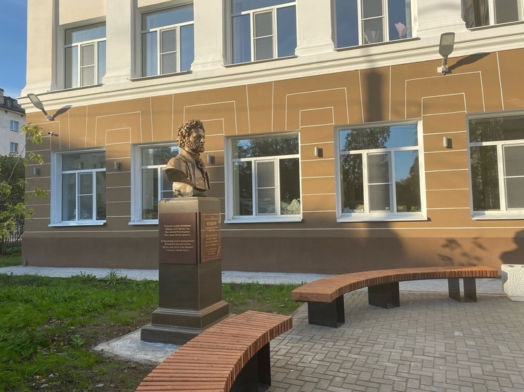 У архангельской школы №23 установили памятник Пушкину