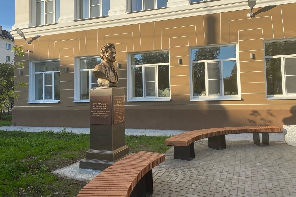 У архангельской школы №23 установили памятник Пушкину