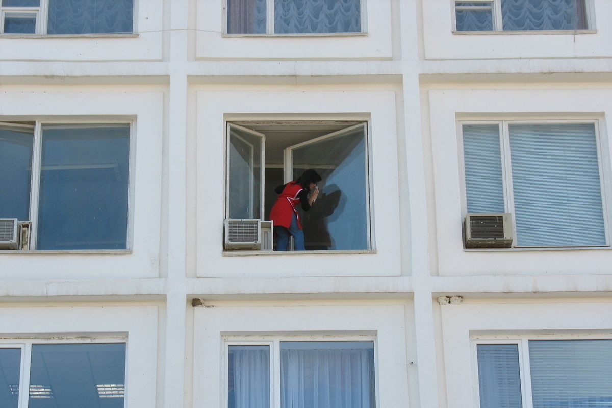 Россиянка выжила, выпав с восьмого этажа во время мытья окон