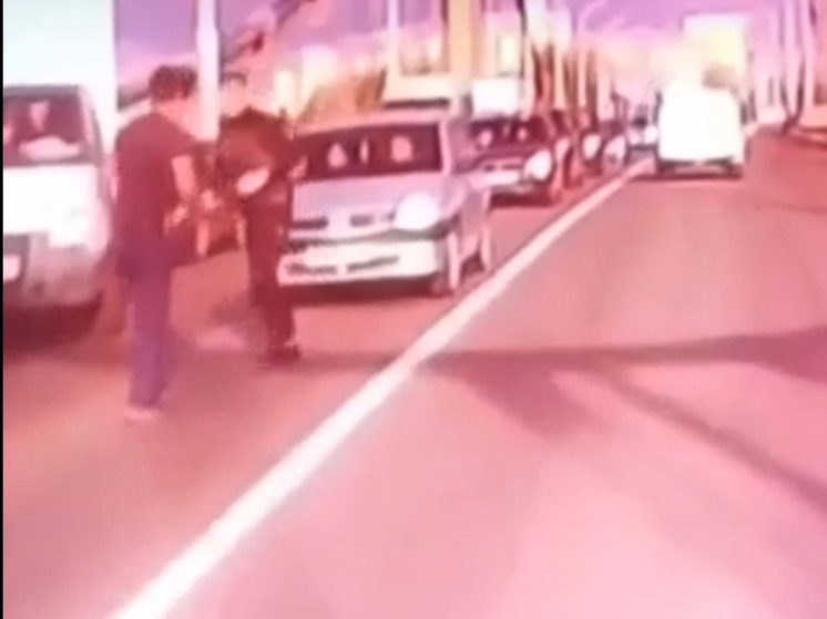 В сети обсуждают драку двух водителей на Кузнечевском мосту в Архангельске