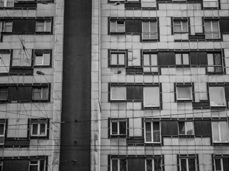 Врачи спасли жительницу Астрахани, выпавшую с восьмого этажа во время мытья окон