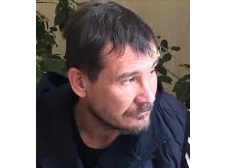 В Омске полицейские ищут 43-летнего мужчину в синей безрукавке