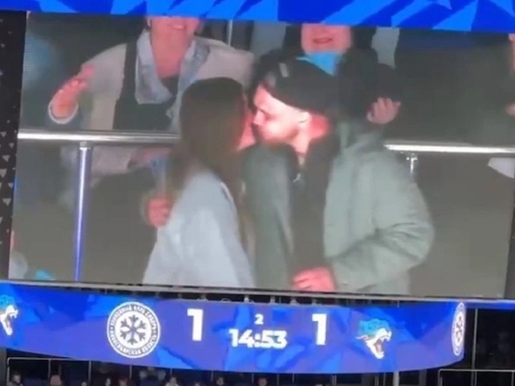В Новосибирске болельщик ХК «Сибирь» сделал девушке предложение во время матча