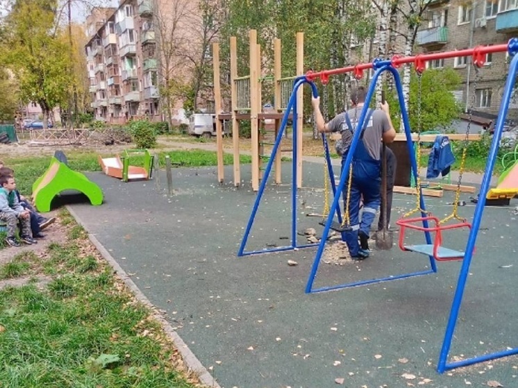 В Ярославле из-за коммунальной аварии снесли новый детский городок