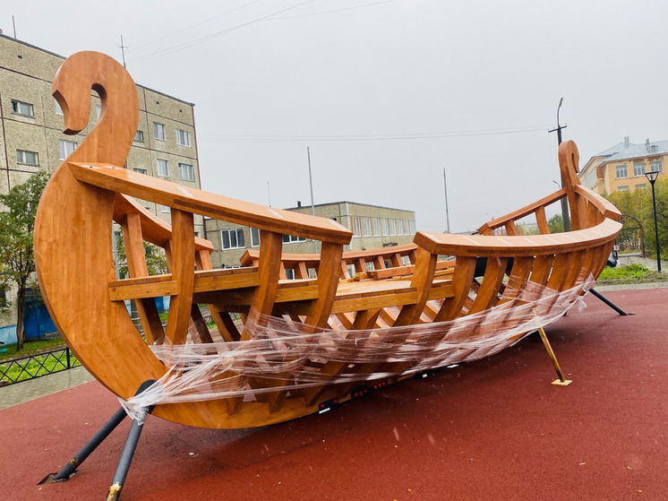 В новом сквере микрорайона Кукисвумчорр завершается установка детского городка