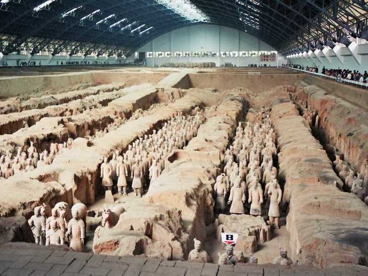 Ученые всего мира ищут способ вскрыть гробницу знаменитого Цинь Шихуанди — первого китайского императора династии Цинь, у мавзолея которого было найдено захоронение 8100 полноразмерных терракотовых статуй китайских воинов и их лошадей