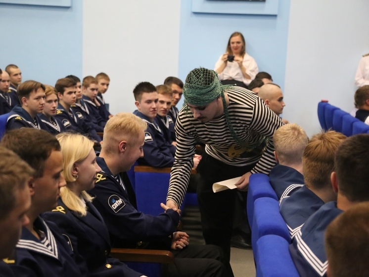 Первокурсников высшей школы рыболовства и морских технологий САФУ посвятили в курсанты