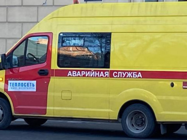 Улицы Адмиралтейского района заволокло паром из-за прорыва трубы