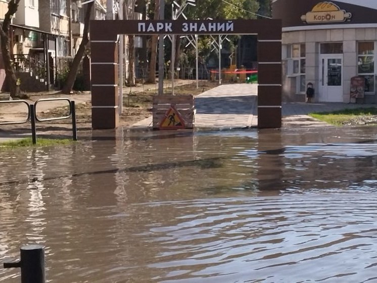 В Астрахани у парка Знаний появилось фекальное озеро