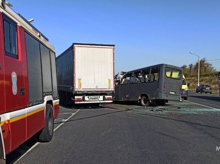 Грузовой автомобиль и маршрутная ГАЗель столкнулись около деревни Шелокша в Нижегородской области 24 сентября. Пострадали 16 человек