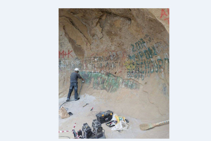 В Кисловодске от надписей очищают скальные породы памятника «Кольцо-гора»
