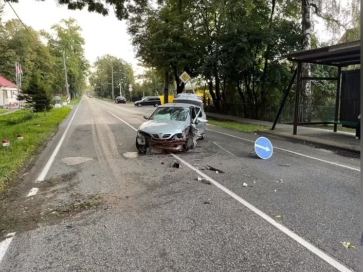 Калининградский водитель не справился с управлением и врезался в фонарный столб