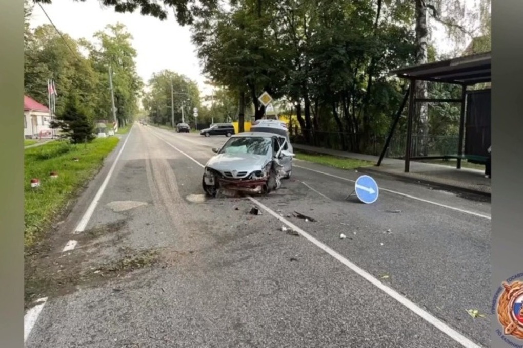 Калининградский водитель не справился с управлением и врезался в фонарный столб