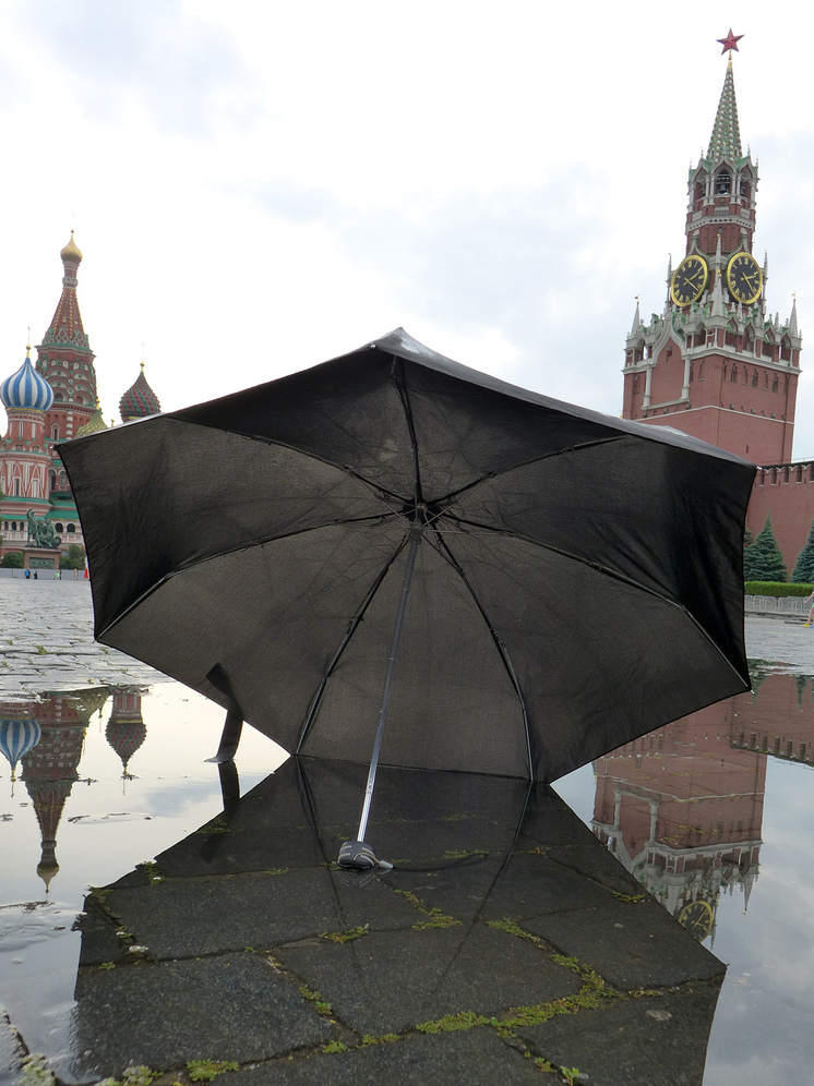 Будут в июле дожди в москве. Дождь в Москве. Потепление в Москве. Москва град. Кремль в дождь фото.