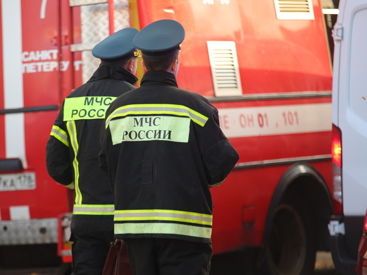 Пожар спб приморский. Пожар на Аэродромной улице. Пожарные. Пожар в СПБ 12 июля.