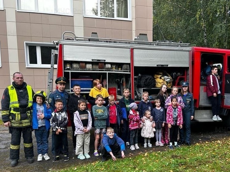 Петербургские спасатели обучили сирот правильным действиям во время пожара