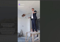 В Интернете появился ролик, на котором мужчина поет в квартире, некогда принадлежавшей украинскому диктатору, гимн России.