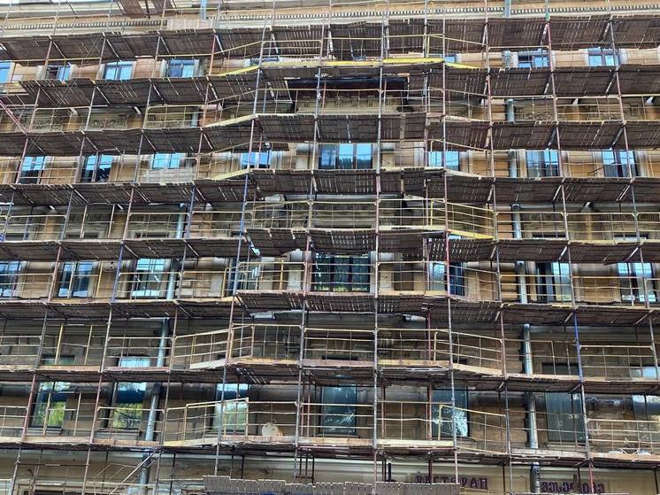 В Петербурге отреставрировали цветочный орнамент на доходном доме на Восстания