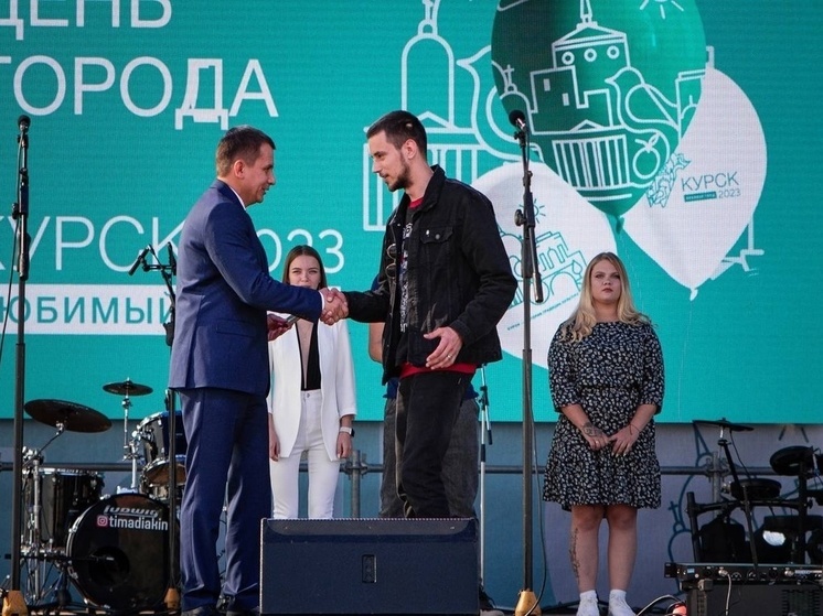 Мэр Курска Игорь Куцак вручил ключи от квартир шести детям-сиротам