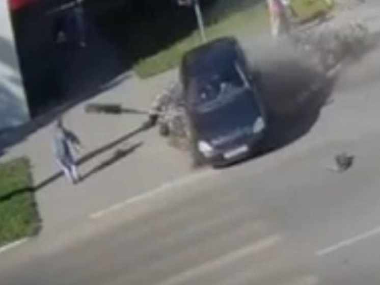 В Туле пенсионерка чуть не пострадала от упавшего при ДТП дорожного знака