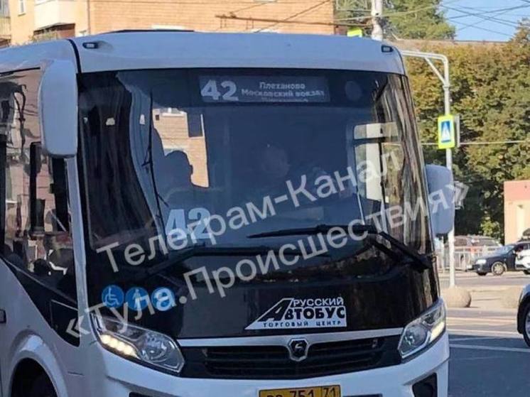 В Туле водитель маршрутки на остановке вышел купить фрукты