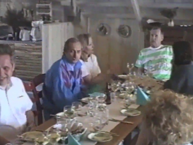 Финское издание Yle опубликовало ранее неизвестную видеозапись, на которой в начале 90-х президент России Владимир Путин вместе со своим бывшим начальником и мэром Санкт-Петербурга Анатолием Собчаком отдыхают в Финляндии
