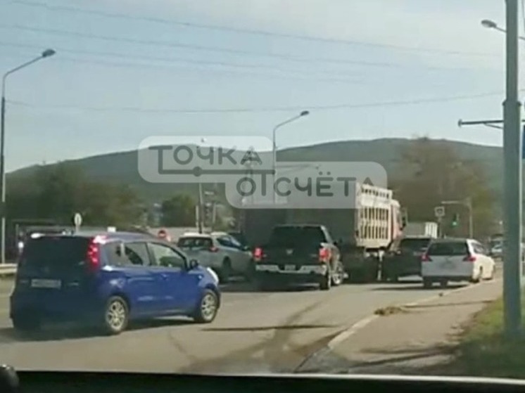 Авария с участием самосвала спровоцировала серьезную пробку в Южно-Сахалинске