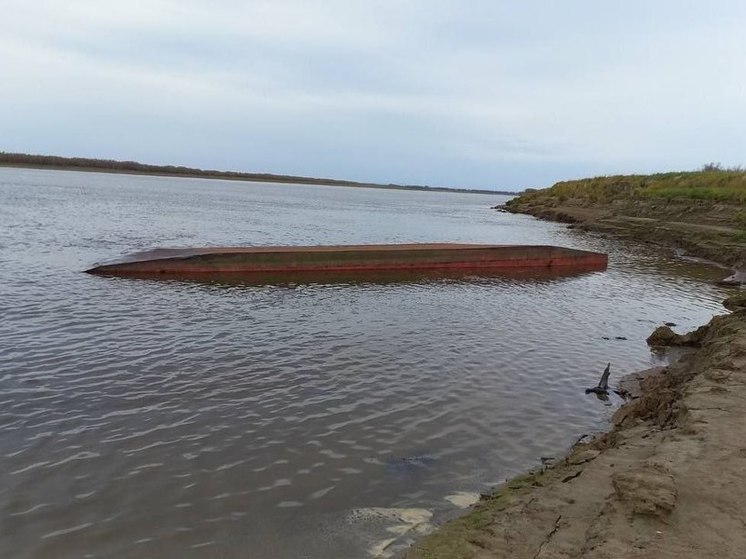 На Ямале транспортная прокуратура выясняет причины затопления теплохода с баржей