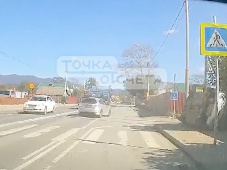 Автомобиль проехал на боку после ДТП в Южно-Сахалинске
