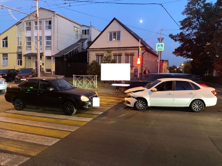 В Ставрополе две легковушки столкнулись на перекрестке, проехав на красный свет