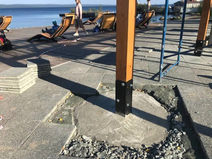 Рабочие укрепили цементом сломанные подростками качели в Петрозаводске