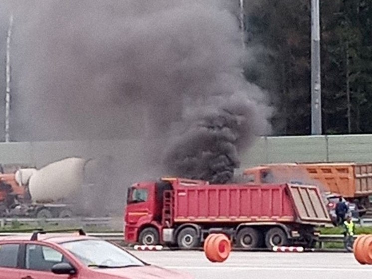 Грузовик загорелся на дороге в Подмосковье