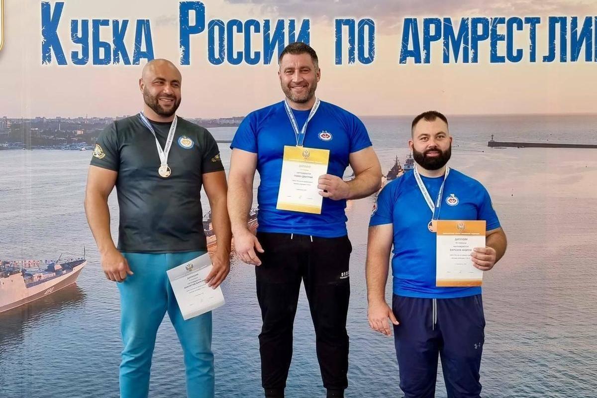 Армрестлер из Нового Уренгоя взял золото Кубка России