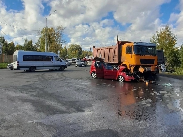 Появились фото ДТП с наездом самосвала на легковушку в Петрозаводске