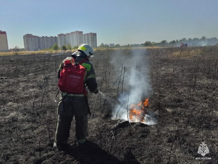 В Краснодаре на площади 800 квадратных метров загорелся мусор