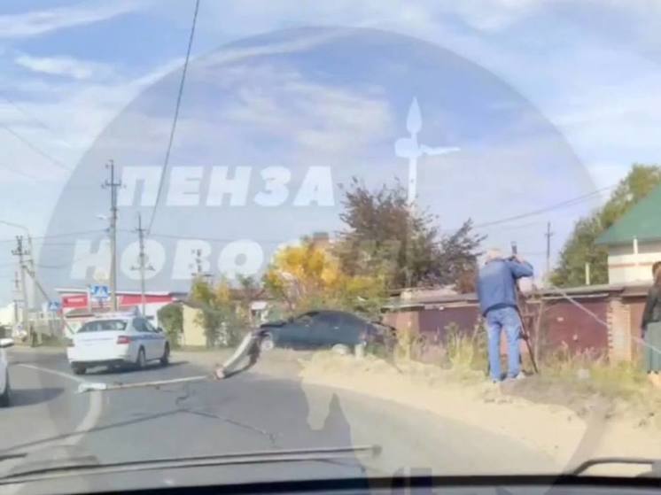 В Пензе водитель не вписался в поворот и сшиб столб