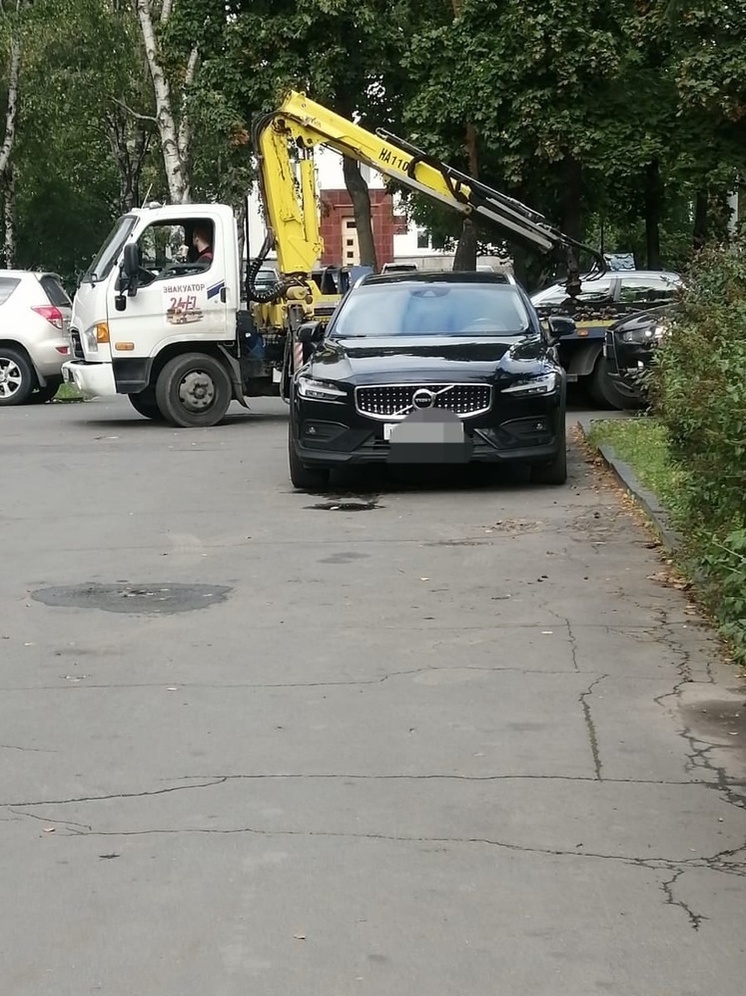 Водителей в Петрозаводске наказали за парковку на тротуаре