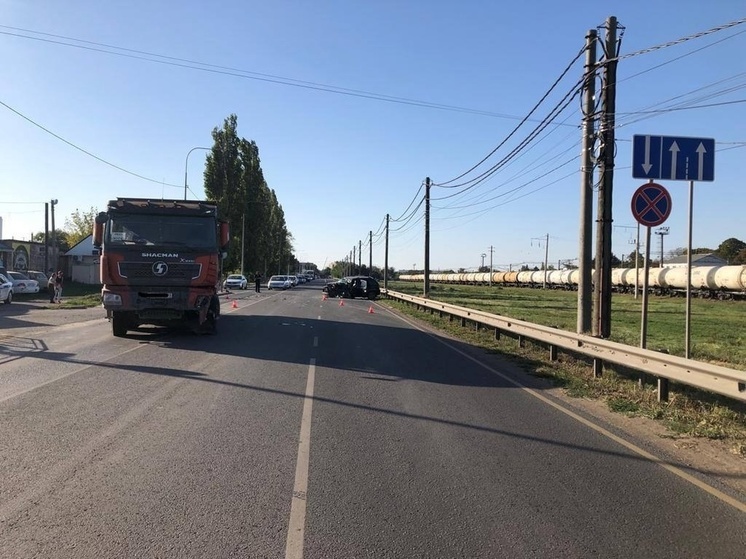 Двое пострадали в ДТП с грузовиком в Азове