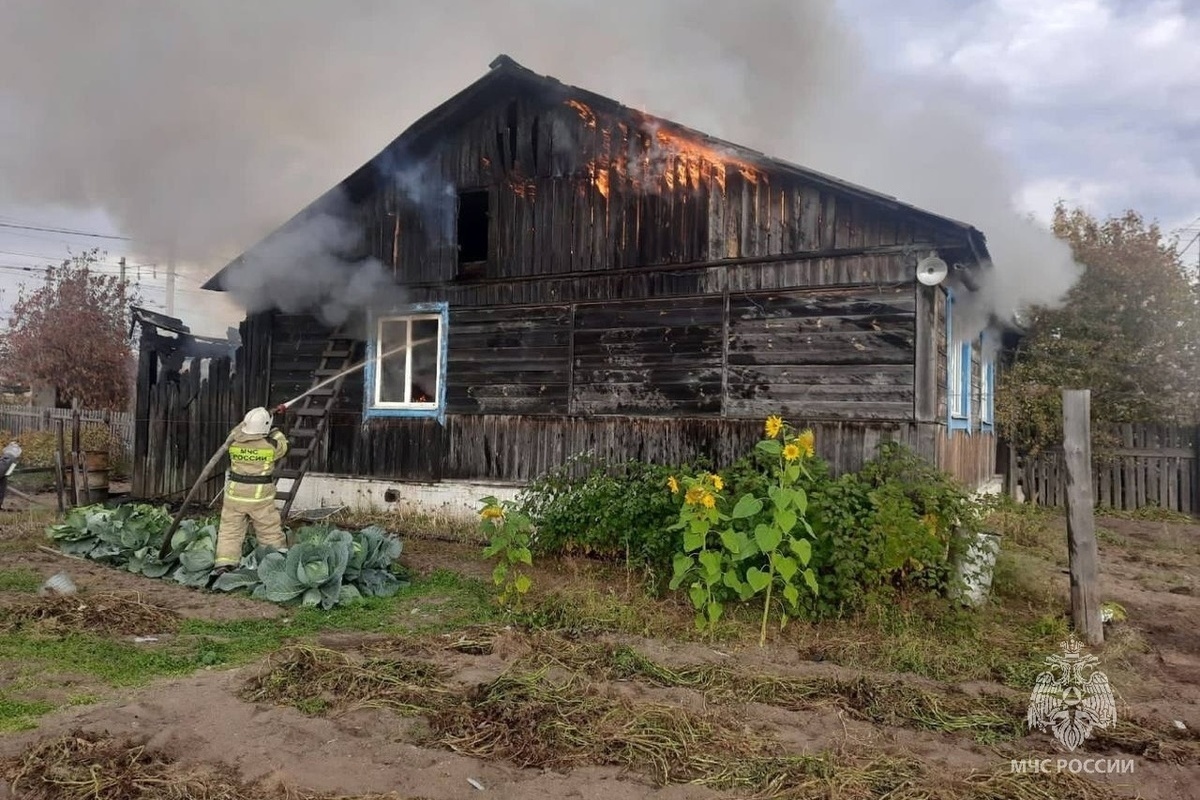 Две женщины погибли на пожаре дома в Забайкалье - МК Чита